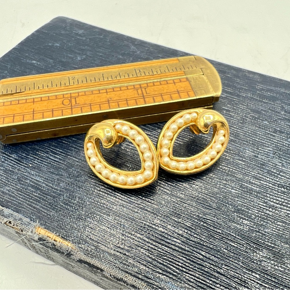 Vintage pierced earrings gold tone tiny faux pearl beads - Picture 4 of 5